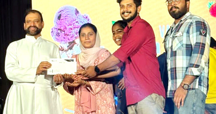 ക്യുബിറ്റ് 2023 നോട് അനുബന്ധിച്ച് നടത്തിയ പ്രോജ്ക്ട് എക്‌സ്‌പോയില്‍ വിജയികളായവര്‍ക്ക് എക്‌സിക്യൂട്ടീവ് ഡയറക്ടര്‍ ഫാ. ജോണ്‍ പാലിയേക്കര സിഎംഐ പുരസ്‌കാരങ്ങള്‍ വിതരണം ചെയ്യുന്നു.