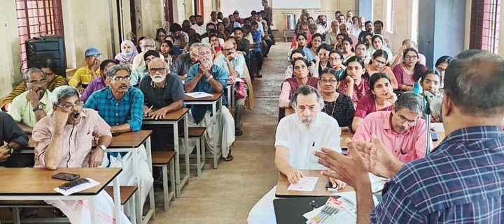 കേരള ശാസ്ത്രസാഹിത്യ പരിഷത്ത് വിദ്യാഭ്യാസവിഷയ സമിതിയുടെ ആഭിമുഖ്യത്തില്‍ സംഘടിപ്പിച്ച പരിപാടിയില്‍ കേരള ശാസ്ത്രസാഹിത്യ പരിഷത്ത് സംസ്ഥാന ജനറല്‍ സെക്രട്ടറി പി.വി. ദിവാകരന്‍ ഉദ്ഘാടനം നിര്‍വഹിക്കുന്നു.