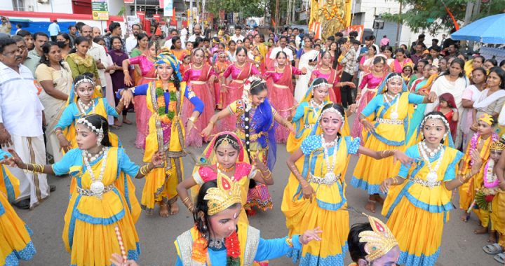 ഇരിങ്ങാലക്കുടയില്‍ ശ്രീകൃഷ്ണ ജയന്തി ദിനാഘോഷത്തോടനുബന്ധിച്ച് നടന്ന ശോഭയാത്ര.