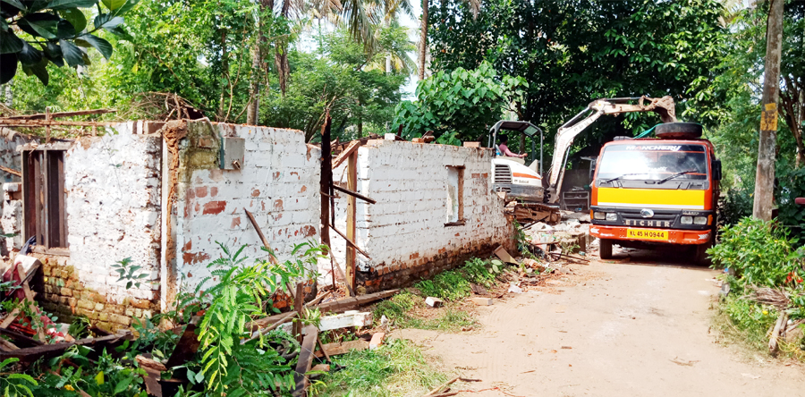 KARUVANNUR CHELAKADAVU VEEDU