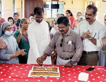 സെന്റ് ജോസഫ്‌സ് കോളജില്‍ വേദപാഠം പഠിച്ച വിദ്യാര്‍ഥി കൂട്ടായമയായ സിഎസ്എ കാത്തലിക് സര്‍വീസ് അസോസിയേഷന്റെ ക്രിസ്മസ് ആഘോഷം കത്തിഡ്രല്‍ വികാരി റവ.ഡോ. ലാസര്‍ കുറ്റിക്കാടന്‍ ഉദ്ഘാടനം ചെയ്യുന്നു.