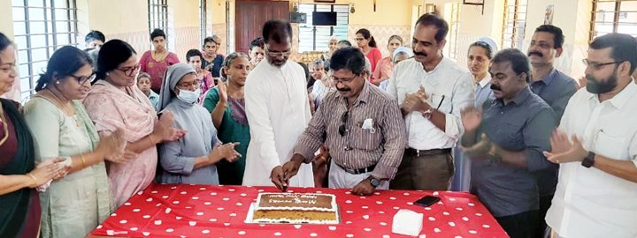 സെന്റ് ജോസഫ്‌സ് കോളജില്‍ വേദപാഠം പഠിച്ച വിദ്യാര്‍ഥി കൂട്ടായമയായ സിഎസ്എ കാത്തലിക് സര്‍വീസ് അസോസിയേഷന്റെ ക്രിസ്മസ് ആഘോഷം കത്തിഡ്രല്‍ വികാരി റവ.ഡോ. ലാസര്‍ കുറ്റിക്കാടന്‍ ഉദ്ഘാടനം ചെയ്യുന്നു.