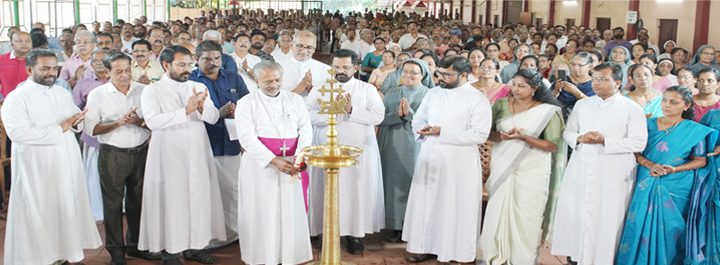 ഇരിങ്ങാലക്കുട രൂപതയുടെ കേരളസഭ വാര്‍ഷിക കുടുംബ സംഗമവും അവാര്‍ഡ് ദാനവും മാര്‍ പോളി കണ്ണൂക്കാടന്‍ ഉദ്ഘാടനം ചെയ്യുന്നു. വികാരി ജനറല്‍മാരായ മോണ്‍. വില്‍സണ്‍ ഈരത്തറ, മോണ്‍. ജോളി വടക്കന്‍ തുടങ്ങിയവര്‍ സമീപം.