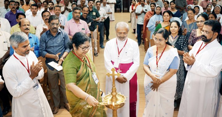 ഇരിങ്ങാലക്കുട രൂപതയില്‍നടന്ന ദേശീയ ന്യൂനപക്ഷ ദിനാഘോഷം മന്ത്രി ആര്‍. ബിന്ദു ഉദ്ഘാടനം ചെയ്യുന്നു. ബിഷപ് മാര്‍. പോളി കണ്ണൂക്കാടന്‍, ഇരിങ്ങാലക്കുട നഗരസഭ ചെയര്‍പേഴ്‌സണ്‍ മേരിക്കുട്ടി ജോയ്, മോണ്‍. വില്‍സന്‍ ഈരത്തറ, ഫാ. നൗജിന്‍ വിതയത്തില്‍ എന്നിവര്‍ സമീപം.