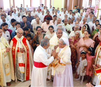 സന്യാസത്തിന്‍റെ സുവര്‍ണജൂബിലി ആഘോഷിക്കുന്ന സിസ്റ്റര്‍ സരിത റോസ് എസ്എംഎംഐയെയും പൗരോഹിത്യത്തിന്റെ രജതജൂബിലി ആഘോഷിക്കുന്ന ഫാ. ജോണ്‍ ഫ്രാന്‍സിസ് എസ്‌ജെയെയും ബിഷപ് മാര്‍ പോളി കണ്ണൂക്കാടന്‍ അനുമോദിക്കുന്നു.