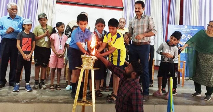 ഇരിങ്ങാലക്കുട ഭാരതീയ വിദ്യാഭവനില്‍ പ്രൈമറി വിദ്യാര്‍ഥികളുടെ കായികമേള കിഡ്‌സ് സ്‌പോര്‍ട്‌സ് മീറ്റ് സെക്രട്ടറി വി. രാജന്‍ ഉദ്ഘാടനം ചെയ്യുന്നു.