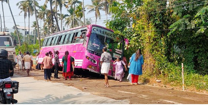 കോണത്തുകുന്ന് മനയ്ക്കലപ്പടിയില്‍ അപകടത്തില്‍പ്പെട്ട് കാനയില്‍ താഴ്ന്ന സ്വകാര്യ ലിമിറ്റഡ് ബസ്.