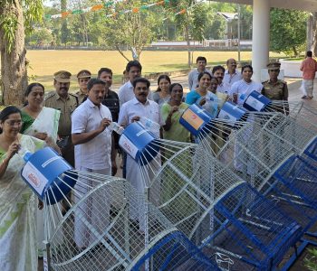 ഇരിങ്ങാലക്കുട നഗരസഭയുടെ വിവിധ പ്രദേശങ്ങളില്‍ ബോട്ടില്‍ ബൂത്തുകള്‍ സ്ഥാപിക്കുന്നതിന്റെ ഉദ്ഘാടനം നഗരസഭ ചെയര്‍പേഴ്‌സണ്‍ മേരിക്കുട്ടി ജോയ് നിര്‍വഹിക്കുന്നു.