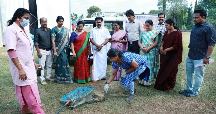 നഗരസഭയില്‍ നടപ്പിലാക്കുന്ന തെരുവുനായ പേവിഷബാധ പ്രതിരോധ കുത്തിവെപ്പ് ഇരിങ്ങാലക്കുട നഗരസഭ ചെയര്‍പേഴ്‌സണ്‍ മേരിക്കുട്ടി ജോയ് ഉദ്ഘാടനം ചെയ്യുന്നു.