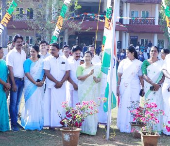 ഇരിങ്ങാലക്കുട നഗരസഭയുടെ ആഭിമുഖ്യത്തില്‍ നടന്ന റിപ്പബ്ലിക് ദിനാഘോഷത്തില്‍ നഗരസഭ ചെയര്‍പേഴ്‌സണ്‍ മേരിക്കുട്ടി ജോയ് ദേശീയപതാക ഉയര്‍ത്തുന്നു.