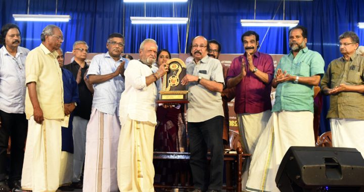 2022 ല്‍ കെ. രാഘവന്‍ മാസ്റ്റര്‍ പുരസ്‌കാരം പി. ജയചന്ദ്രന് കേരള സാഹിത്യ അക്കാദമി പ്രസിഡന്റ് സച്ചിദാനന്ദന്‍ സമ്മാനിക്കുന്നു.(ഫയല്‍ ചിത്രം)