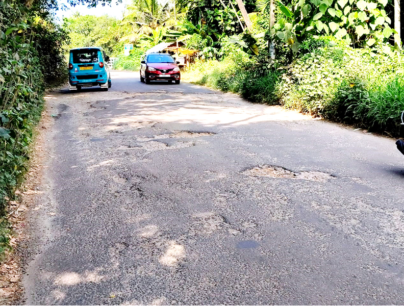 തകര്‍ന്നുകിടക്കുന്ന കാട്ടൂര്‍ കരാഞ്ചിറ വലിയപാലം റോഡ്.