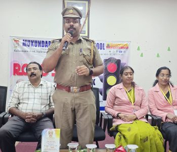 മുകുന്ദപുരം പബ്ലിക് സ്‌കൂളില്‍ സുരക്ഷിത് മാര്‍ഗ് എന്ന പരിപാടിയോട് അനുബന്ധിച്ച് റോഡ് സുരക്ഷാ വാരം തൃശൂര്‍ എഎംവിഐ ആര്‍ടിഒ ഇന്‍ഫോഴ്‌സ്‌മെന്റ് ഓഫീസര്‍ പയസ് ഗിറ്റ് ഉദ്ഘാടനം ചെയ്യുന്നു.