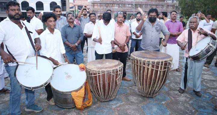 ഇ​രി​ങ്ങാ​ല​ക്കു​ട സെ​ന്‍റ് തോ​മ​സ് ക​ത്തീ​ഡ്ര​ല്‍ ദേ​വാ​ല​യ​ത്തി​ലെ പി​ണ്ടി​പ്പെ​രു​ന്നാ​ളി​ന്‍റെ വ​ര​വ​റി​യി​ച്ച് ന​ട​ന്ന ന​കാ​ര​മേ​ളം.