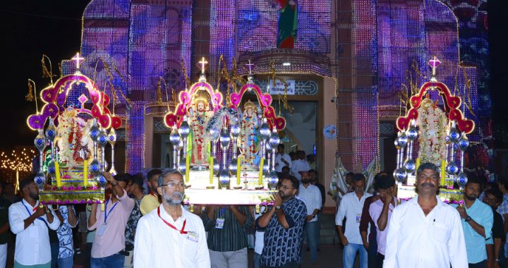 ഇരിങ്ങാലക്കുട സെന്റ് തോമസ് കത്തീഡ്രലിലെ പിണ്ടിപ്പെരുന്നാളിനോടനുബന്ധിച്ച് നടന്ന രൂപം എഴുന്നെള്ളിച്ചുവക്കല്‍ ചടങ്ങ്.