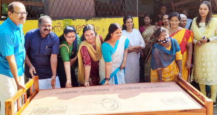 പൂമംഗലം പഞ്ചായത്ത് നടപ്പിലാക്കുന്ന വയോജനങ്ങള്‍ക്ക് കട്ടില്‍ വിതരണം എന്ന പദ്ധതിയുടെ വിതരണോദ്ഘാടനം പഞ്ചായത്ത് പ്രിസിഡന്റ് കെ.എസ്. തമ്പി ഉദ്ഘാടനം ചെയ്യുന്നു.