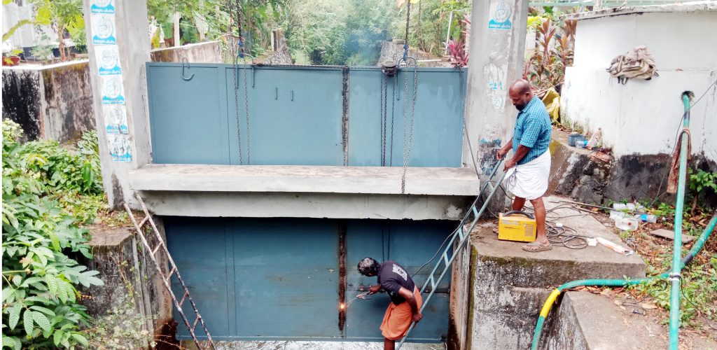 കാട്ടൂര്‍ പൊട്ടക്കടവ് പാലത്തിനുസമീപമുള്ള തകരാറിലായ സ്ലൂയിസ് അറ്റകുറ്റപ്പണികള്‍ക്കായി ഉയര്‍ത്തിയപ്പോള്‍.