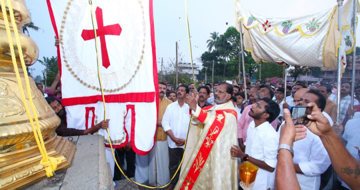 ഇരിങ്ങാലക്കുട സെന്റ് തോമസ് കത്തീഡ്രലിലെ പിണ്ടിപ്പെരുന്നാളിന് വികാരി റവ.ഡോ. ലാസര്‍ കുറ്റിക്കാടന്‍ കൊടിയേറ്റുന്നു.