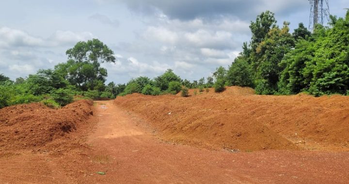 ഇരിങ്ങാലക്കുട നഗരസഭയുടെ ഉടമസ്ഥതയിലുള്ള തളിയക്കോണം ബാപ്പുജി സ്മാരക സ്റ്റേഡിയത്തില്‍ മണ്ണു കൂട്ടിയിട്ടിരിക്കുന്നു.