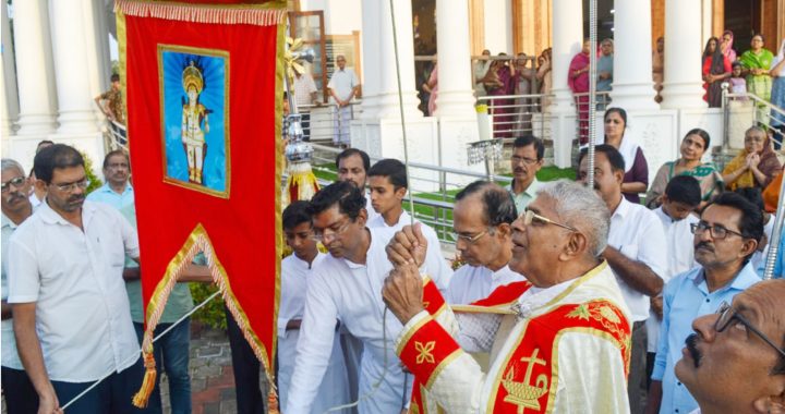 താഴെക്കാട് സെന്റ് സെബാസ്റ്റ്യന്‍സ് മേജര്‍ ആര്‍ക്കി എപിസ്‌കോപ്പല്‍ തീര്‍ഥാടന ദേവാലയത്തില്‍ ഊട്ടു തിരുനാളിന് കുഴിക്കാട്ടുശേരി സെന്റ് മേരീസ് ഇടവക വികാരി ഫാ. ജോര്‍ജ് മംഗലന്‍ കൊടിയേറ്റുന്നു.