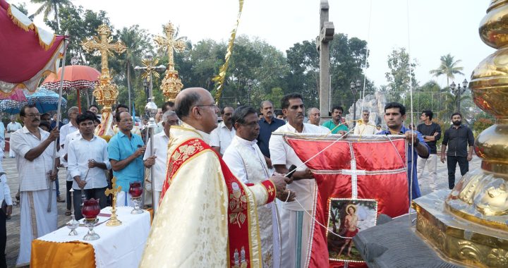 കരുവന്നൂര്‍ സെന്‍റ് മേരീസ് പള്ളിയിലെ തിരുനാളിന് ഫാ. പയസ് ചിറപ്പണത്ത് കൊടിയേറ്റുന്നു. വികാരി ഫാ. ഡേവിസ് കല്ലിങ്ങല്‍ സമീപം.