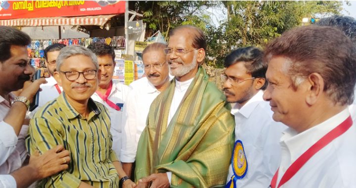 ഇത് സ്‌നേഹ സാഹോദര്യത്തിന്റെ മാതൃക....ഇരിങ്ങാലക്കുട സെന്റ് തോമസ് കത്തീഡ്രലിലെ തിരുനാള്‍ പ്രദക്ഷിണം ആല്‍ത്തറക്കല്‍ എത്തി ചേര്‍ന്നപ്പോള്‍ കൂടല്‍മാണിക്യം ദേവസ്വം ചെയര്‍മാന്‍ അഡ്വ. സി.കെ ഗോപി കത്തീഡ്രല്‍ വികാരി റവ. ഡോ. ലാസര്‍ കുറ്റിക്കാടനെ പൊന്നാട അണിയിക്കുന്നു.