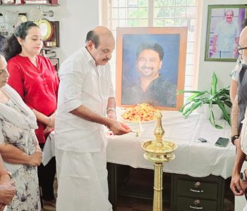 സാമൂഹ്യ പ്രവര്‍ത്തകനും ചലച്ചിത്ര നിര്‍മാതാവുമായിരുന്ന നെല്ലിക്കത്തറ ബിജോയ് ചന്ദ്രന്റെ ഏഴാം  ചരമ വാര്‍ഷികത്തോടനുബന്ധിച്ചു  നടത്തിയ സുഹൃത് സ്മരണാഞ്ജലി മുന്‍ സര്‍ക്കാര്‍ ചീഫ് വിപ് തോമസ് ഉണ്ണിയാടന്‍ ഉദ്ഘാടനം ചെയ്യുന്നു.