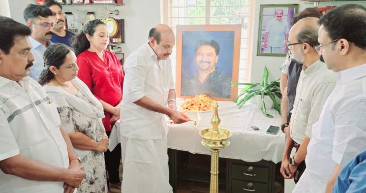 സാമൂഹ്യ പ്രവര്‍ത്തകനും ചലച്ചിത്ര നിര്‍മാതാവുമായിരുന്ന നെല്ലിക്കത്തറ ബിജോയ് ചന്ദ്രന്റെ ഏഴാം  ചരമ വാര്‍ഷികത്തോടനുബന്ധിച്ചു  നടത്തിയ സുഹൃത് സ്മരണാഞ്ജലി മുന്‍ സര്‍ക്കാര്‍ ചീഫ് വിപ് തോമസ് ഉണ്ണിയാടന്‍ ഉദ്ഘാടനം ചെയ്യുന്നു.