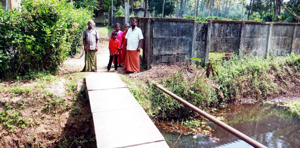 തേമാലിത്തറ തോടിനുകുറുകെ അഞ്ച് കുടുംബങ്ങള്‍ക്ക് സഞ്ചരിക്കാനുള്ള താത്കാലികപാലം.