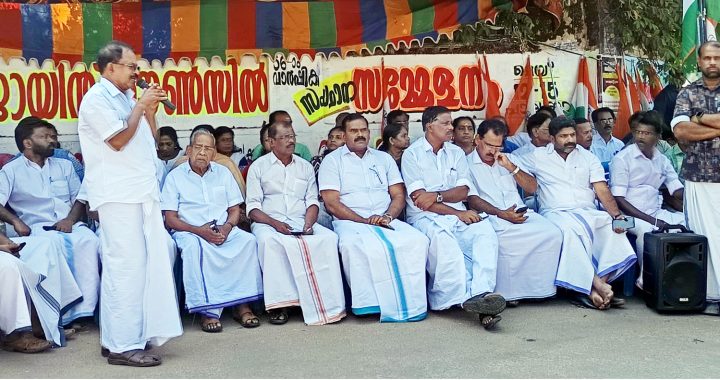 സര്‍ക്കാരിന്റെ അനാസ്ഥയ്‌ക്കെതിരെ കോണ്‍ഗ്രസ് താലൂക്ക് സപ്ലൈ ഓഫീസിലേക്ക് നടത്തിയ മാര്‍ച്ചും സിവില്‍ സ്റ്റേഷന് മുന്‍പില്‍ നടന്ന ധര്‍ണയും ഡിസിസി സെക്രട്ടറി ആന്റോ പെരുമ്പിള്ളി ഉദ്ഘാടനം ചെയ്യുന്നു.