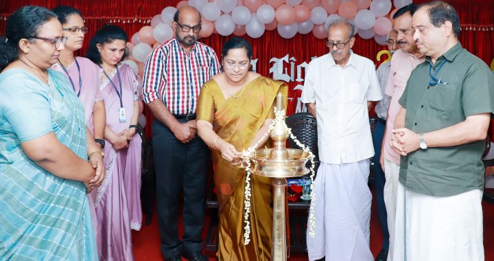 ഇരിങ്ങാലക്കുട സഹകരണ ആശുപത്രിയിലെ നഴ്‌സിംഗ് വിദ്യാര്‍ഥിനികളുടെ തിരിതെളിയിക്കല്‍ ചടങ്ങ് ഇരിങ്ങാലക്കുട നഗരസഭ ചെയര്‍പേഴ്‌സണ്‍ മേരിക്കുട്ടി ജോയ് ഉദ്ഘാടനം ചെയ്യുന്നു.