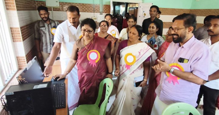 ഇരിങ്ങാലക്കുടയിലെ ഗവ. ഇന്‍സ്റ്റിട്ട്യൂട്ട് ഓഫ് ഫാഷന്‍ ഡിസൈനിംഗിലേക്കുള്ള കമ്പ്യൂട്ടറുകളുടെ വിതരണോദ്ഘാടനം മന്ത്രി ഡോ. ആര്‍. ബിന്ദു നിര്‍വഹിക്കുന്നു.