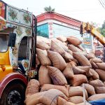 ചോളവുമായി വന്ന ലോറി ചരിഞ്ഞ് ചോളം റോഡില്‍ വീണു