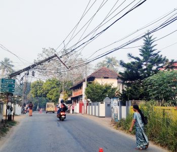 എടത്തിരിഞ്ഞി ചെട്ടിയാല്‍ ജംഗ്ഷനില്‍ ഇലക്ട്രിക് പോസ്റ്റ് ഒടിഞ്ഞു തൂങ്ങിയ നിലയില്‍.