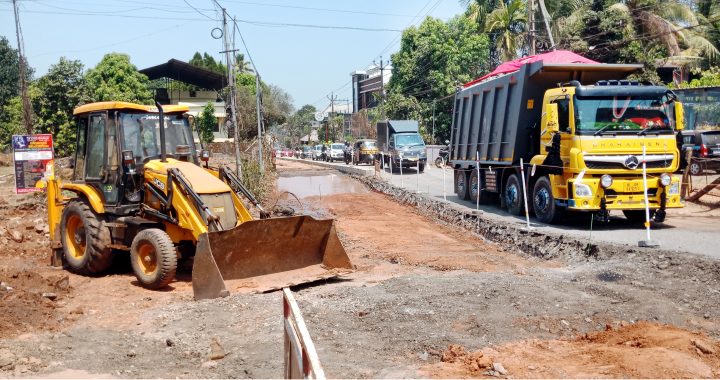 തൃശൂര്‍ കൊടുങ്ങല്ലൂര്‍ സംസ്ഥാനപാതയില്‍ ഇരിങ്ങാലക്കുട ക്രൈസ്റ്റ് കോളജ് ജംഗ്ഷന്‍ ഭാഗം പൊളിക്കാന്‍ ആരംഭിച്ചപ്പോള്‍ വാഹനങ്ങളുടെ നീണ്ട നിര.