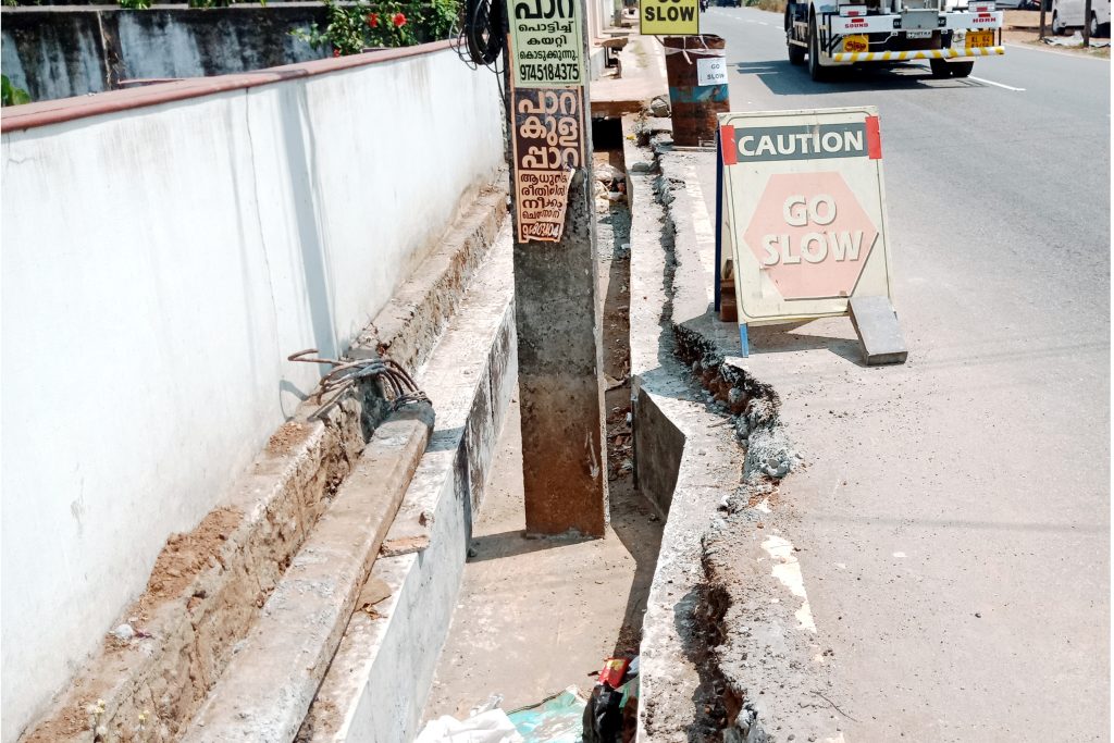 ഇരിങ്ങാലക്കുട - ചാലക്കുടി സംസ്ഥാനപാതയില്‍ കല്ലേറ്റുംകരയില്‍ എസ്റ്റേറ്റിനുസമീപം നടക്കുന്ന കാന കോണ്‍ക്രീറ്റിടല്‍.