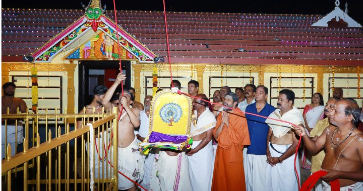 ഇരിങ്ങാലക്കുട എസ്എന്‍ബിഎസ് സമാജം വക വിശ്വനാഥപുരം ക്ഷേത്രത്തിലെ കാവടി പൂര മഹോത്സവത്തിന് പറവൂര്‍ ബ്രഹ്മശ്രീ രാകേഷ് തന്ത്രികള്‍ കൊടിയേറ്റുന്നു.