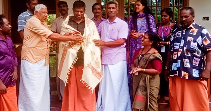 പുഴയില്‍ വീണ പെണ്‍കുട്ടിയുടെ ജീവന്‍ രക്ഷിച്ച മല്‍സ്യ തൊഴിലാളിയായ കാര്യാടന്‍ സുഭാഷിനെ വീട്ടിലെത്തി അനുമോദിക്കുന്നു.