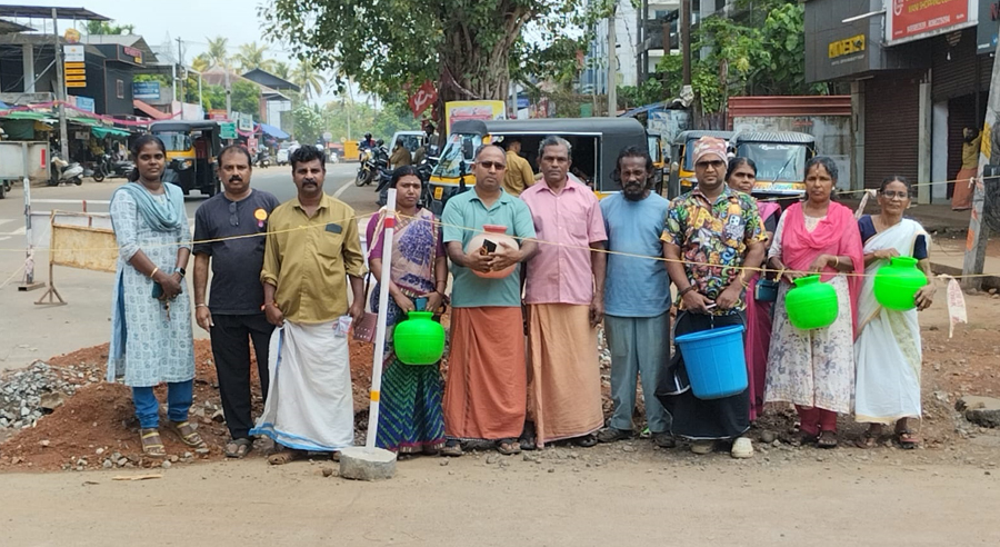 മാപ്രാണം സെന്ററില്‍ ഇരിങ്ങാക്കുട നഗരസഭാ കൗണ്‍സിലര്‍മാരും നാട്ടുകാരും ചേര്‍ന്ന് നടത്തിയ പ്രതിഷേധം.