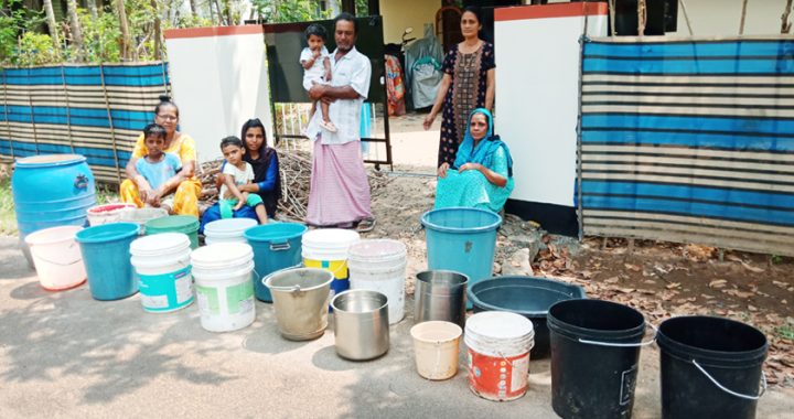 മഴുവഞ്ചേരി തുരുത്തിലെ ജനങ്ങള്‍ സന്നദ്ധ സംഘടനകളുടെ കുടിവെള്ളത്തിനായ് കാത്തിരിക്കുന്നു.