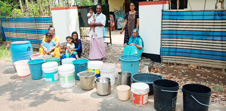 മഴുവഞ്ചേരി തുരുത്തിലെ ജനങ്ങള്‍ സന്നദ്ധ സംഘടനകളുടെ കുടിവെള്ളത്തിനായ് കാത്തിരിക്കുന്നു.