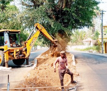 മാപ്രാണം നന്തിക്കര റോഡില്‍ നടുവിലാലിനു ചുറ്റുമുള്ള അശാസ്ത്രീയ നിര്‍മാണം പൊളിച്ചു നീക്കുന്നു.