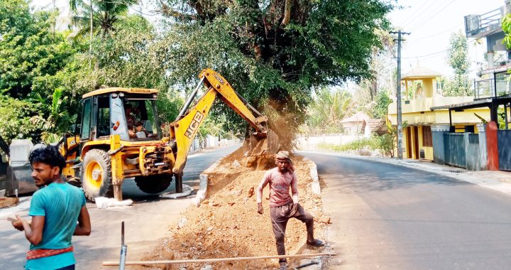 മാപ്രാണം നന്തിക്കര റോഡില്‍ നടുവിലാലിനു ചുറ്റുമുള്ള അശാസ്ത്രീയ നിര്‍മാണം പൊളിച്ചു നീക്കുന്നു.