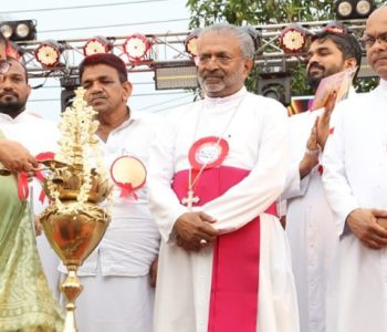 കടുപ്പശ്ശേരി എസ്എച്ച്എല്‍പി സ്‌കൂളിന്റെ പ്ലാറ്റിനം ജൂബിലി ആഘോഷം ഉന്നത വിദ്യാഭ്യാസ മന്ത്രി ഡോ. ആര്‍. ബിന്ദു ഉദ്ഘാടനം ചെയ്യുന്നു. ബിഷപ് മാര്‍ പോളി കണ്ണൂക്കാടന്‍ സമീപം.