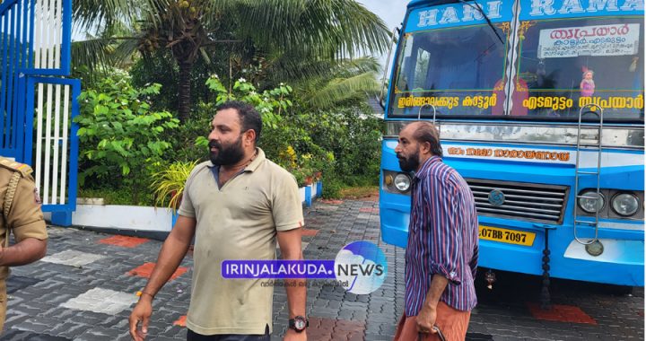 പെര്‍മിറ്റ് വ്യവസ്ഥകള്‍ ലംഘിച്ച സ്വകാര്യ ബസിനെതിരെ മോട്ടോര്‍ വാഹന വകുപ്പിലെ എന്‍ഫോഴ്‌സ്‌മെന്റ് സ്‌ക്വാഡ് നടപടി സ്വീകരിക്കുന്നു.