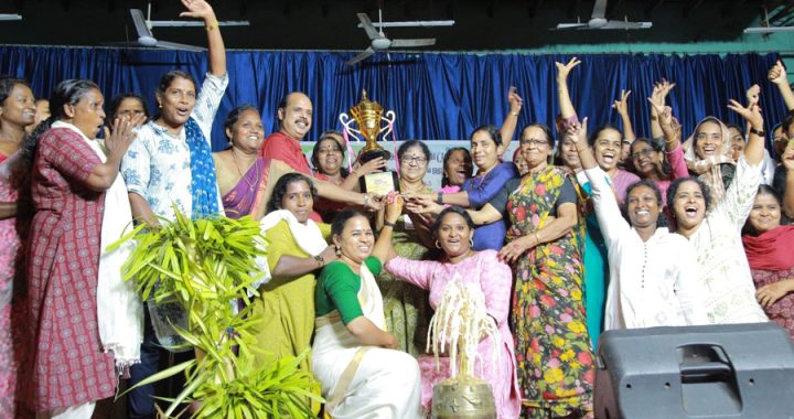 കുടുംബശ്രീ കലാമേള അരങ്ങ് 2025ല്‍ സിഡിഎസ് ഓവറോള്‍ കിരീടം നേടിയ വെള്ളാങ്കല്ലൂര്‍ പഞ്ചായത്ത് മന്ത്രി ഡോ. ആര്‍. ബിന്ദുവില്‍ നിന്നും ട്രോഫി ഏറ്റുവാങ്ങുന്നു.