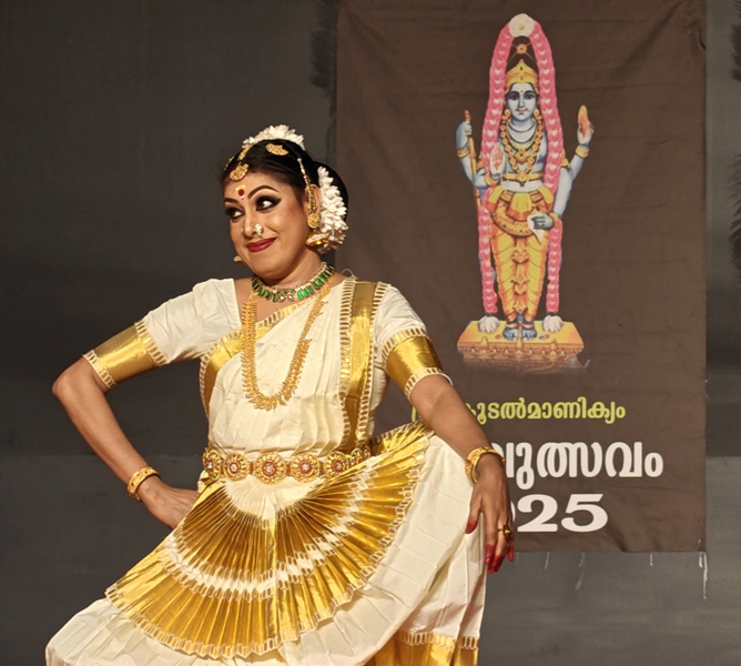 കൂടല്‍മാണിക്യം ക്ഷേത്രത്തില്‍ ഡോ. ശാലിനി അവതരിപ്പിച്ച മോഹിനിയാട്ടം.