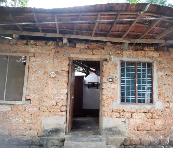 ക​ന​ത്ത മ​ഴ​യി​ൽ കാ​റ​ളം ഒ​ന്നാം​വാ​ർ​ഡി​ൽ ന​ന്ദി സ​ങ്കേ​ത​ത്തി​ൽ താ​മ​സി​ക്കു​ന്ന കു​രു​തു​കു​ള​ങ്ങ​ര ജോ​ഷി​യു​ടെ വീ​ട് ത​ക​ർ​ന്ന​നി​ല​യി​ൽ.