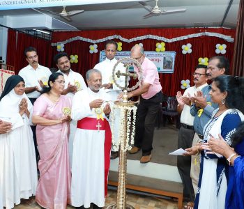 ഇരിങ്ങാലക്കുട ദൈവപരിപാലന ഭവനത്തിന്‍റെ വാര്‍ഷികാഘോഷം ബിഷപ് മാര്‍ പോളി കണ്ണൂക്കാടന്‍ ഉദ്ഘാടനംചെയ്യുന്നു.
