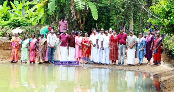 ഇരിങ്ങാലക്കുട നഗരസഭയിലെ കണക്കന്‍ കുളം കയര്‍ഭൂവസ്ത്രം വിരിച്ചു നവീകരിച്ചതിന്റെ ഉദ്ഘാടനം നഗരസഭ ചെയര്‍പേഴ്‌സണ്‍ മേരിക്കുട്ടി ജോയ് നിര്‍വഹിക്കുന്നു.